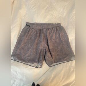 Lululemon men’s grey large shorts